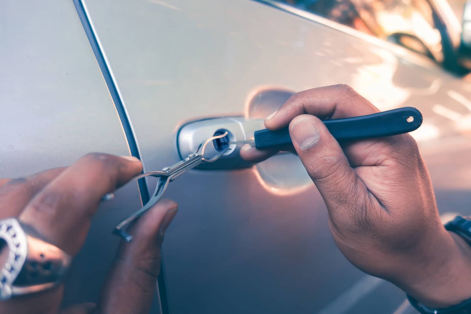 Career to open the car keys when people forget the keys in the car