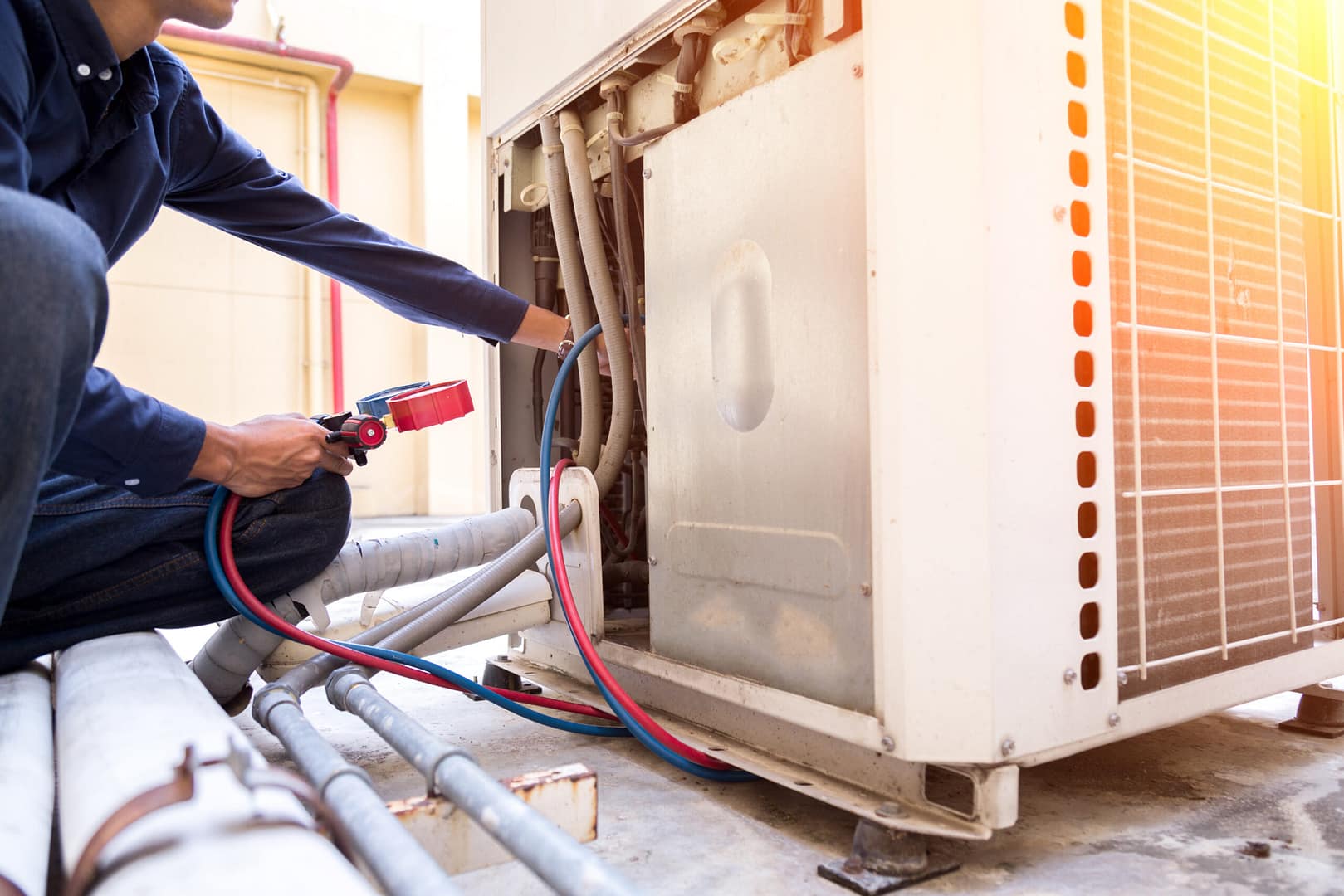 HVAC technician servicing a rooftop AC unit. Showcase your expertise and expand your customer base with Local Splash's comprehensive online marketing.