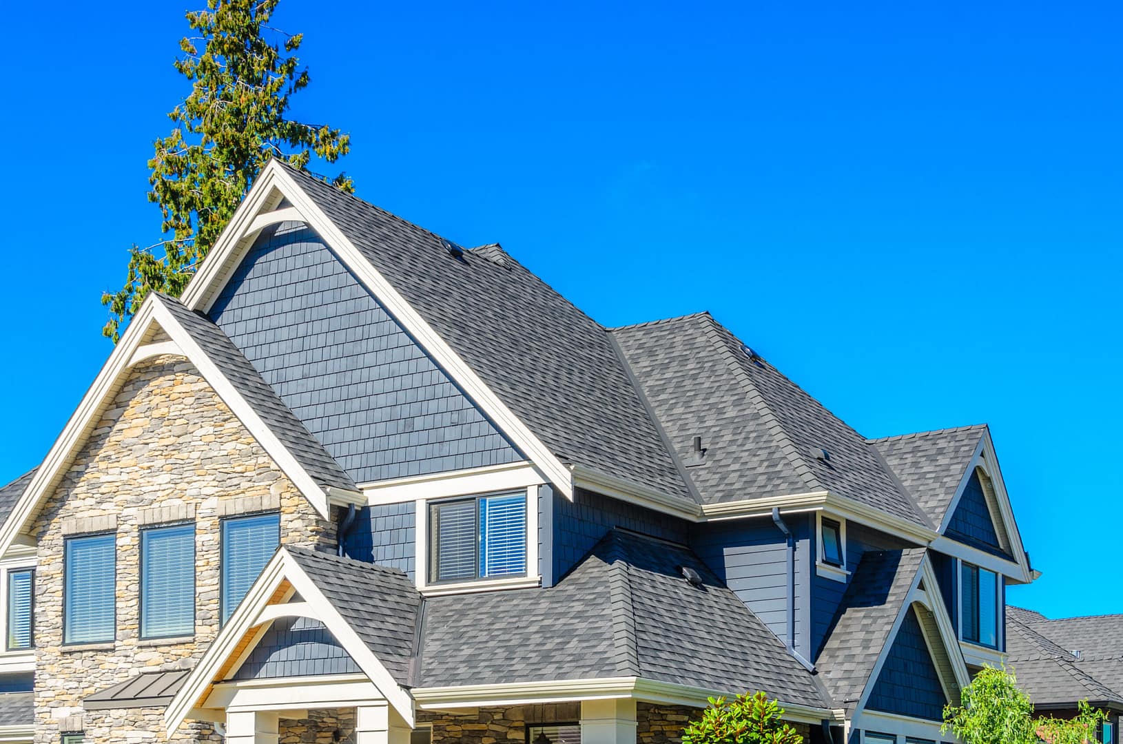 House featuring a sturdy asphalt roofing system.